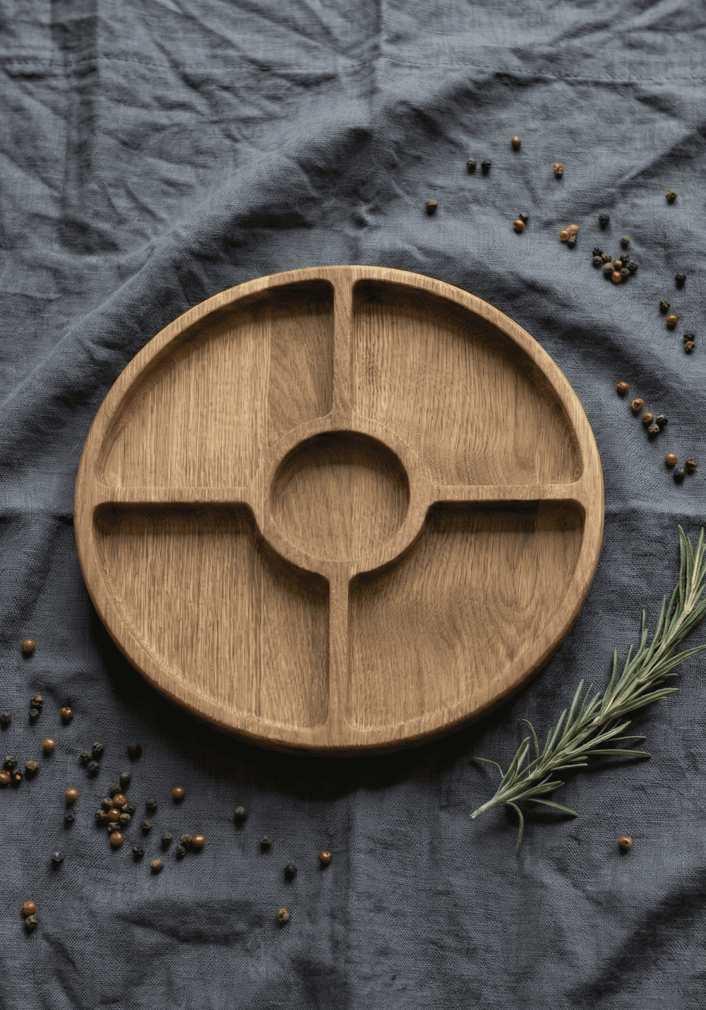 Менажница круглая из дуба 30 см на 5 секций