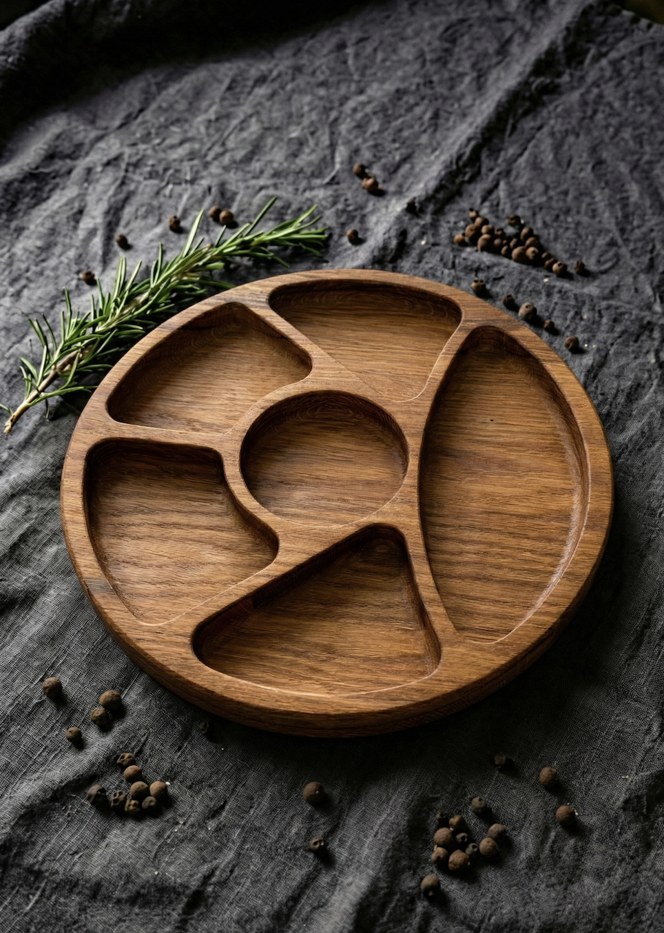 Менажница круглая из дуба 30 см на 6 секций