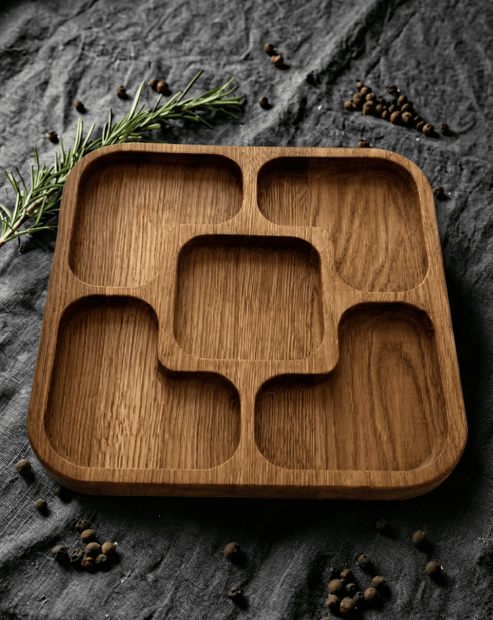 Менажница квадратная из дуба на 5 секций