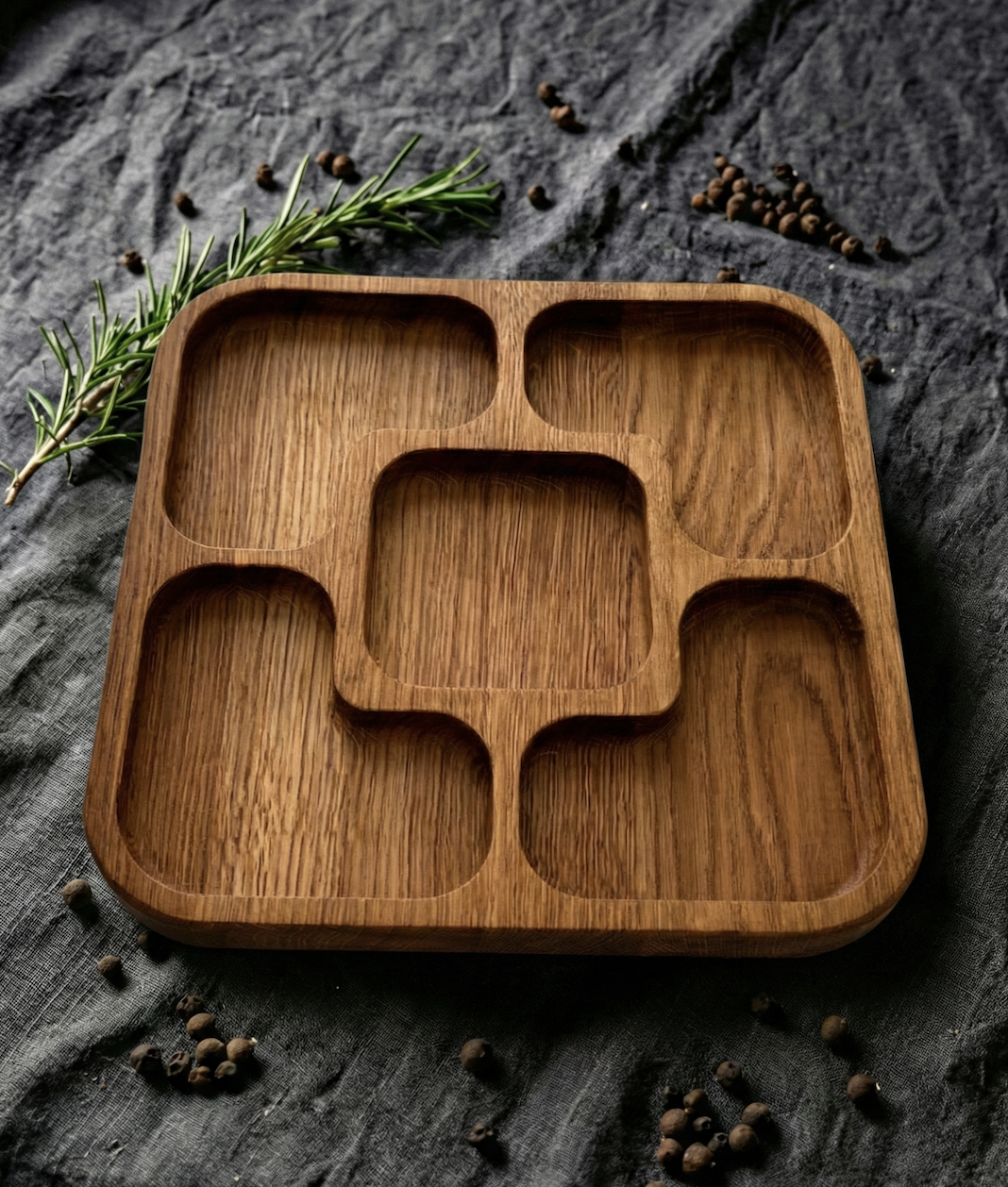 Менажница квадратная из дуба на 5 секций