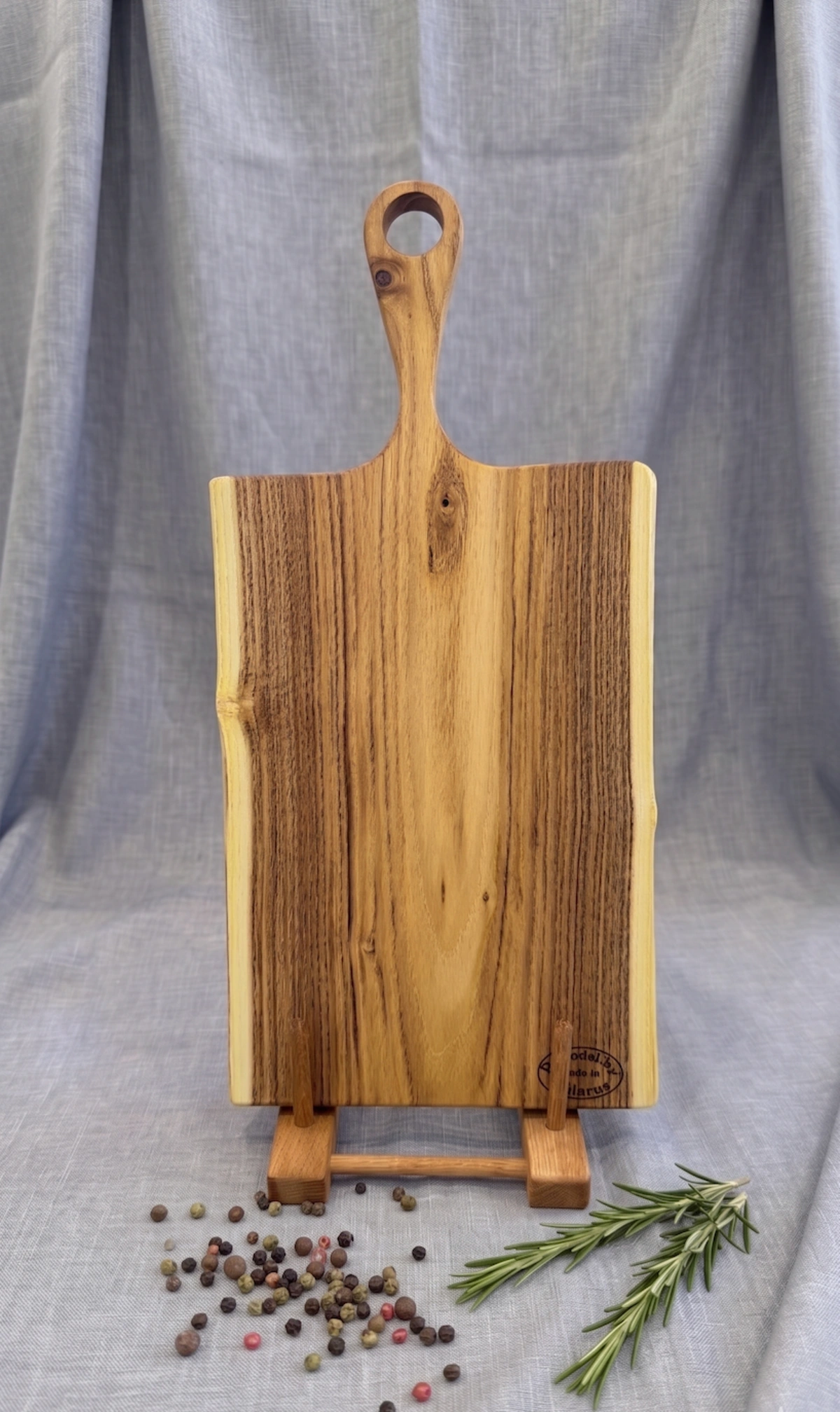 Доска разделочная из цельного массива акации с живым краем
