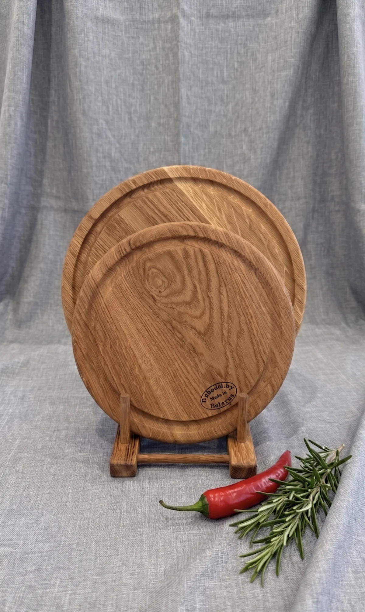 Комплект из двух круглых разделочных досок из дуба на подставке